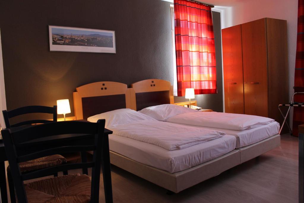 Zum Loewen Hotel Бад Хомбург фор дер Хьое Стая снимка